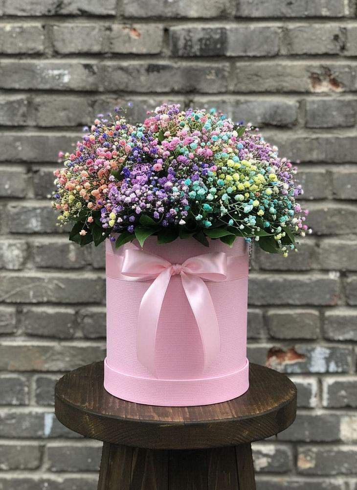 Цветочная композиция из Гипсофила и Розы в шляпной коробке в Высокогорном