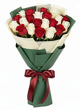 Букет Микс из красных и белых роз в Высокогорном