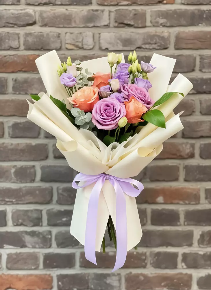 Букет цветов из: Лизиантусы и Розы в Высокогорном