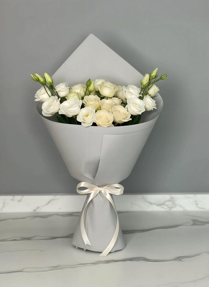 Букет цветов из: Розы и Лизиантусы в Высокогорном