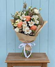 Букет цветов из:  Альстромерии, Лизиантусы, Розы и Хризантемы в Высокогорном