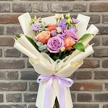 Букет цветов из:  Лизиантусы и Розы в Высокогорном