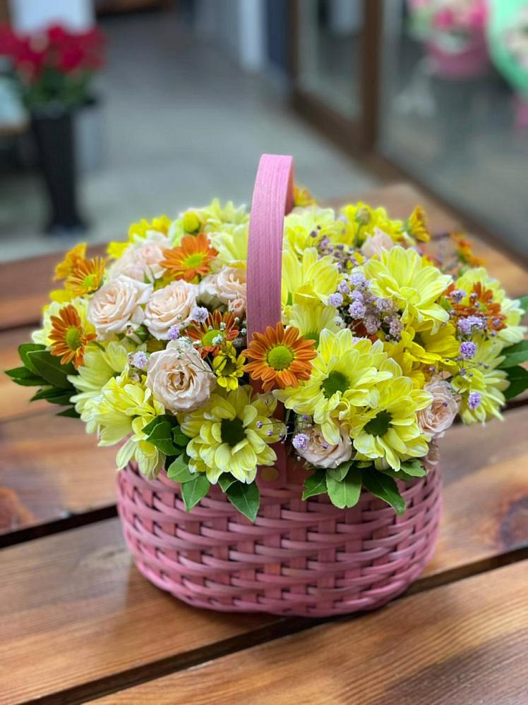 Цветочная композиция из Хризантемы и Розы в корзине в Высокогорном