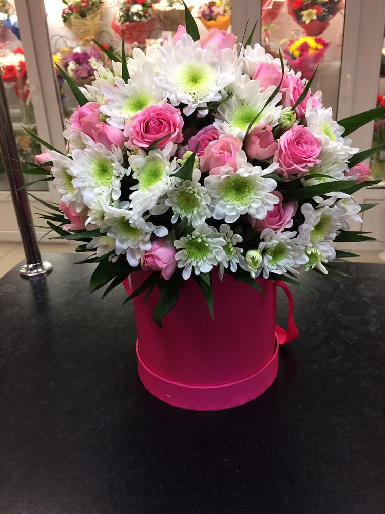 Цветочная композиция из Розы и Хризантемы в шляпной коробке в Высокогорном