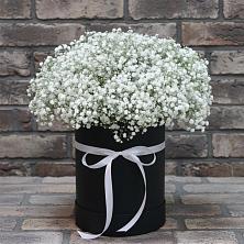 Цветочная композиция из Гипсофила в шляпной коробке в Высокогорном