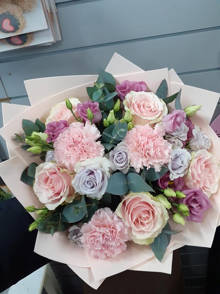 Букет цветов из: Розы, Гвоздики и Лизиантусы в Высокогорном