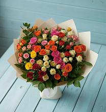 Букет Микс из разноцветных кустовых роз в Высокогорном