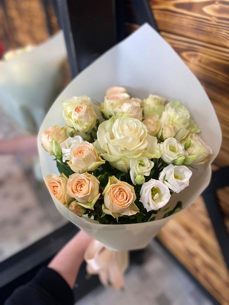 Букет цветов из: Розы и Лизиантусы в Высокогорном